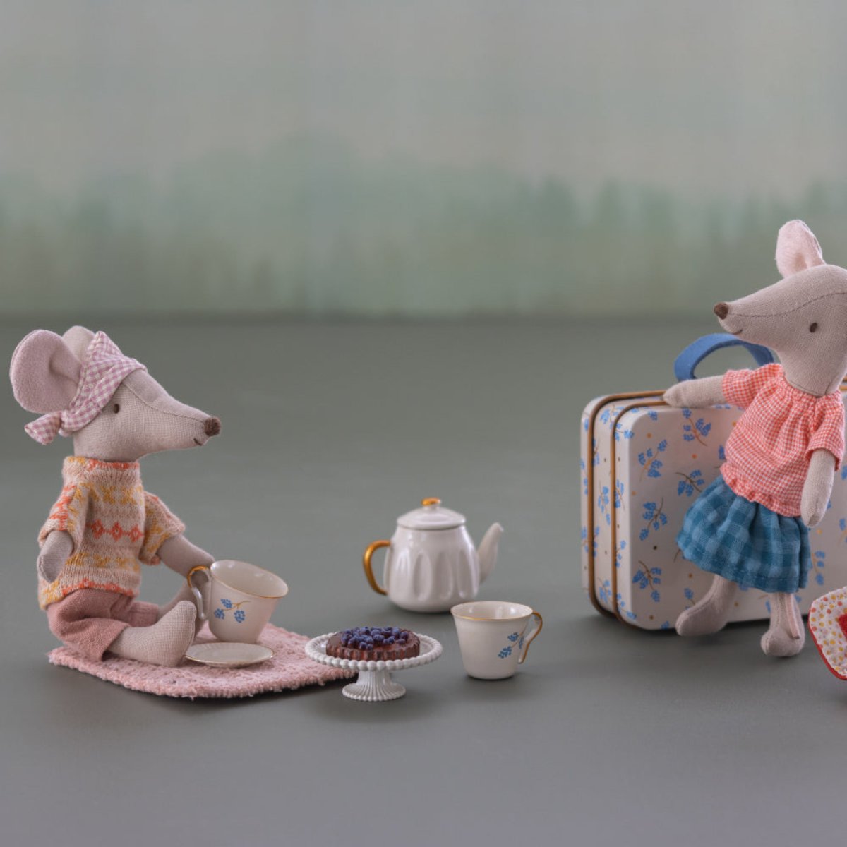 Maileg Tea Set in Suitcase for Mouse dolls, Blue Madelaine