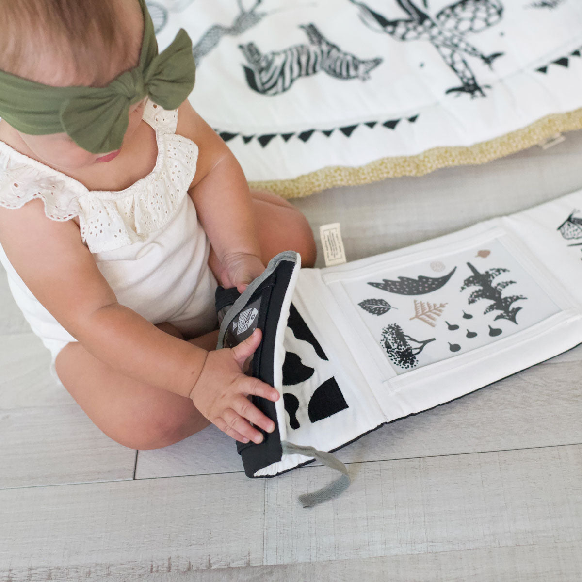 Baby Tummy Time Gallery Gift Set with Flash Cards