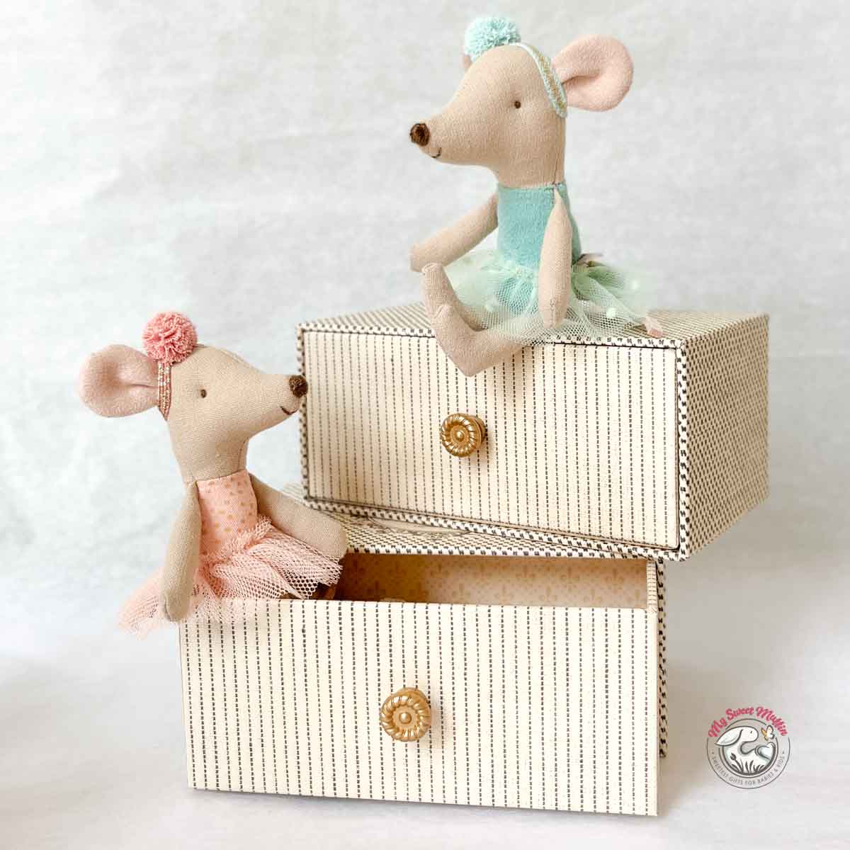 Maileg Little Sister Dancing Mouse in Daybed