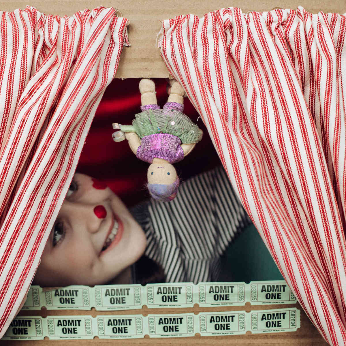 Olli Ella Holdie Circus Folks