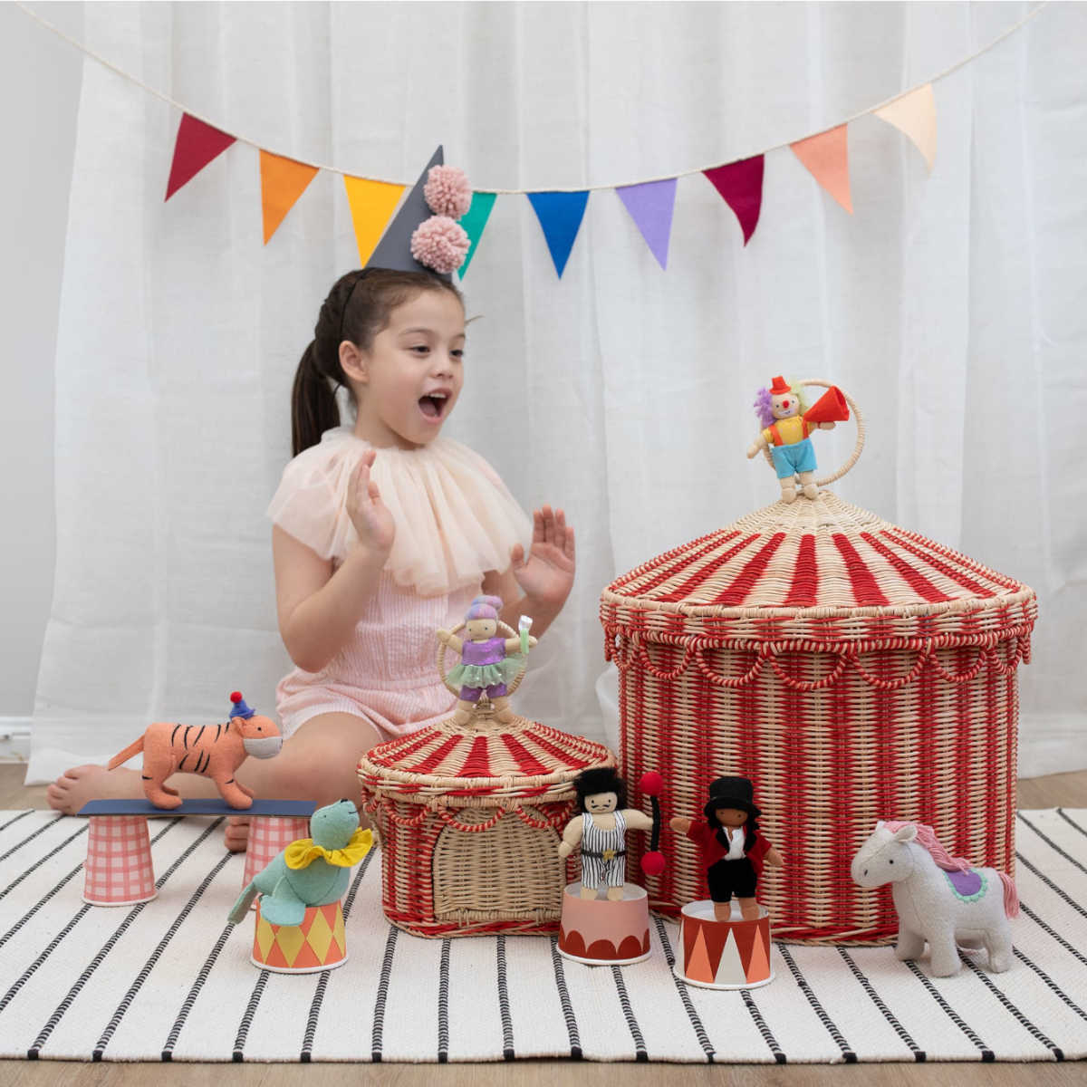 Olli Ella Holdie Circus Folks