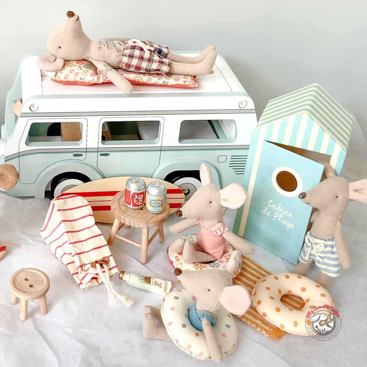 Maileg Little Brother Mouse in Cabin de Plage